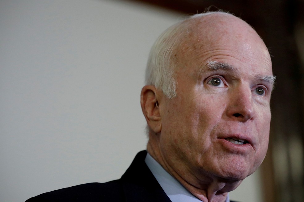 O senador John McCain fala durante uma conferência em Washington, nos EUA, em outubro de 2017 (Foto: Aaron P. Bernstein/Reuters/Arquivo)