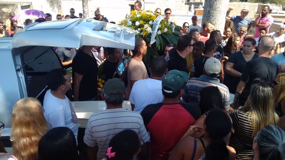 Gustavo Santos, de 3 anos, e Bernardo Alves, de 1 ano, foram enterrados na tarde deste domingo (23) sob grande comoo, em Boituva (SP) — Foto: Adolfo Lima/ TV TEM