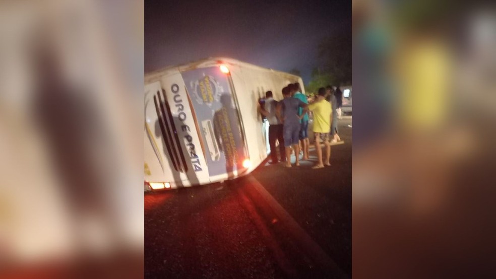 Ônibus tombou no KM 45 da BR-163 em Belterra  — Foto: Redes sociais 