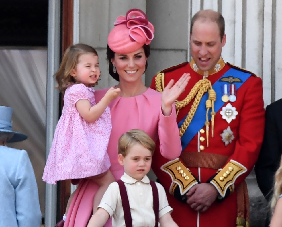 Kate e William com seus filhos Charlotte em cerimônia de aniversário de Elizabeth II (Foto: Chris J Ratcliffe / AFP)
