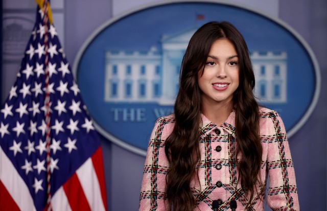 WASHINGTON, DC - JULY 14:  Pop music star and Disney actress Olivia Rodrigo makes a brief statement to reporters at the beginning of the daily news conference in the Brady Press Briefing Room at the White House on July 14, 2021 in Washington, DC. Rodrigo  (Foto: Getty Images)