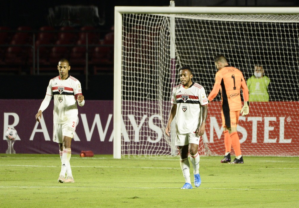 Jogadores do São Paulo lamentam derrota para o Racing — Foto: Marcos Ribolli
