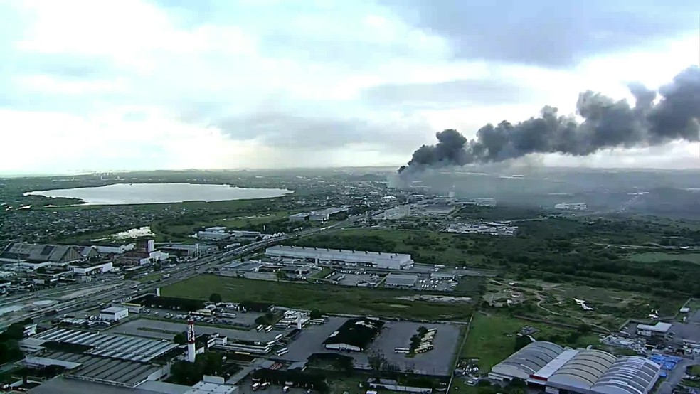 Imagem aérea mostra fumaça saindo de fábrica que pegou fogo nesta quinta-feira (19), em Jaboatão dos Guararapes, no Grande Recife — Foto: Reprodução/TV Globo