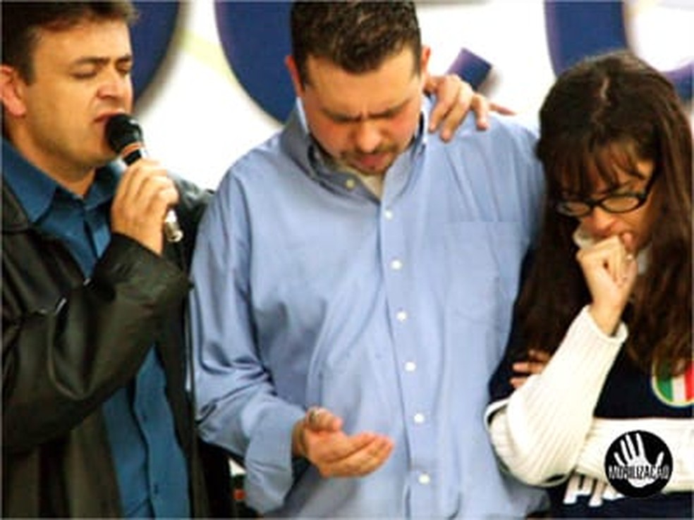 Andréa e Anderson Bomfim recebendo oração na igreja após a memória voltar — Foto: Arquivo pessoal 