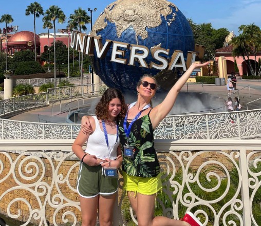 Leticia Spiller curte dia de parque em Orlando com a filha (Foto: Instagram)
