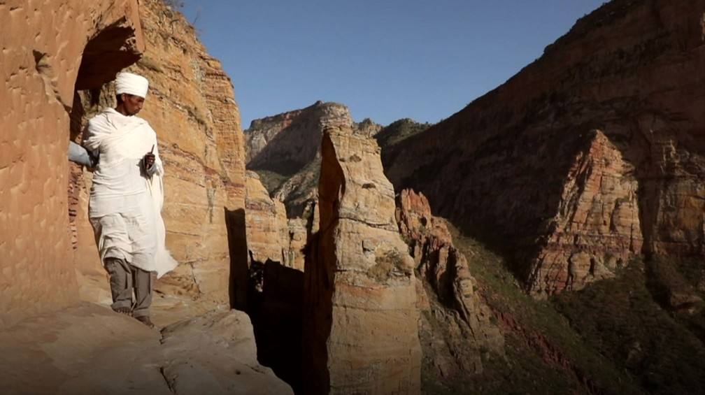 O padre Haylesilassie Kahsay escala todo dia uma montanha perigosa para chegar à igreja na Etiópia (Foto: Reprodução/BBC)