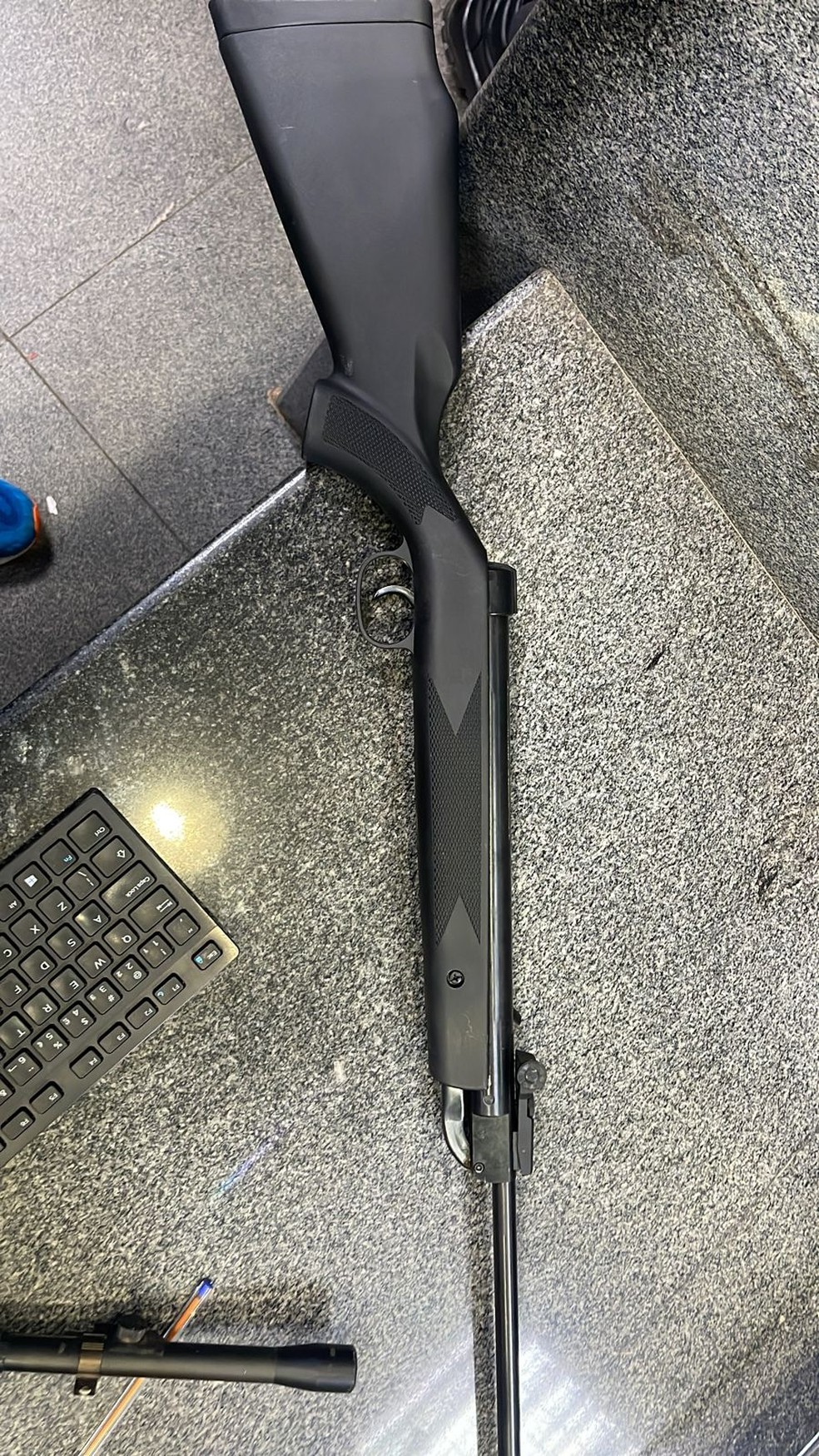 Arma de pressão apreendida com idoso suspeito de atirar em criança, em Ceilândia, no DF — Foto: PMDF/Reprodução