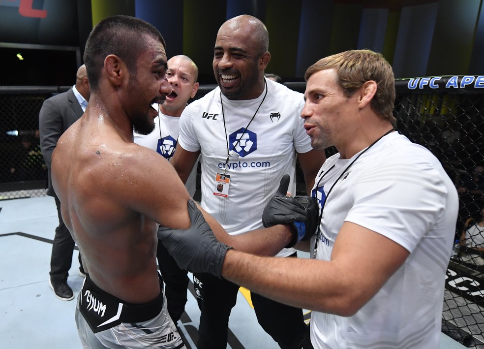 Raulian comemora com Urijah Faber e Fábio Pateta — Foto: Getty Images