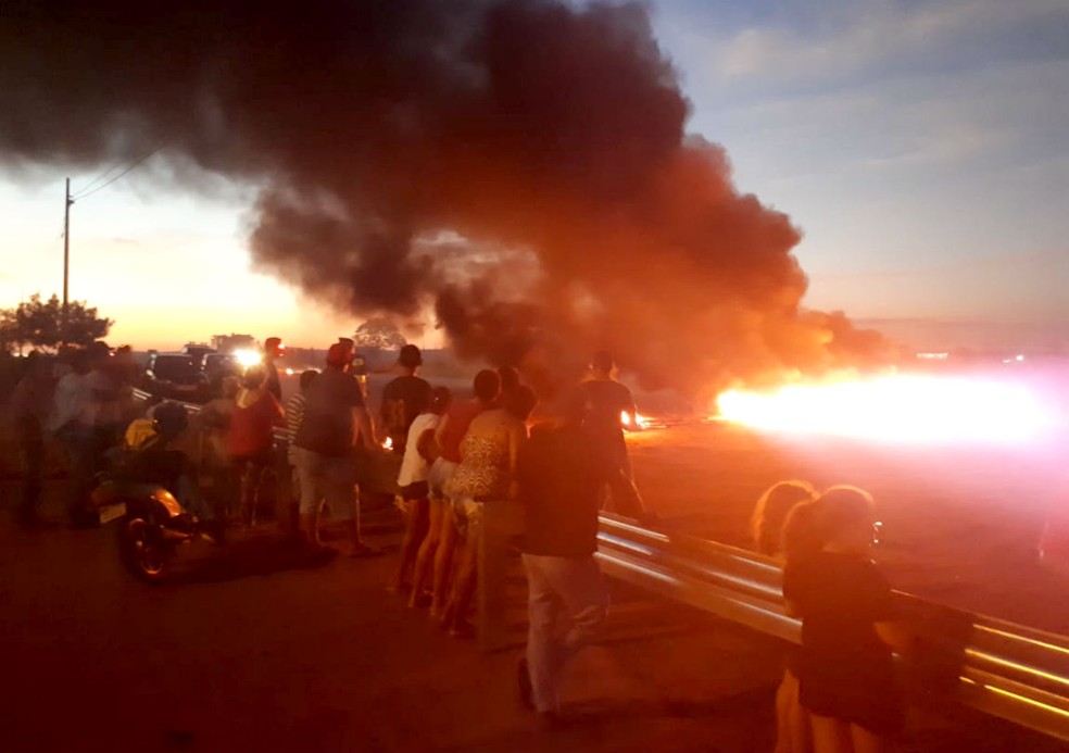 Moradores fizeram protesto junto às defensas metálicas e fecharam acesso à SP-294 — Foto: Alan Schneider/TV TEM