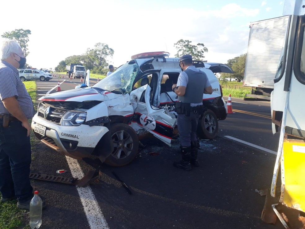 Colisão entre ônibus e viatura matou policial científica em Martinópolis (SP) — Foto: Célio Pereira