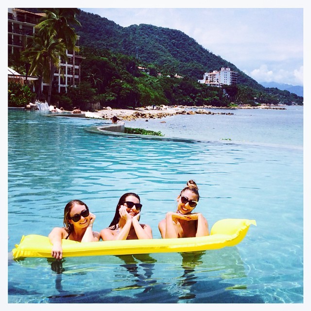 Lea Michele com as amigas (Foto: Instagram/ Reprodução)