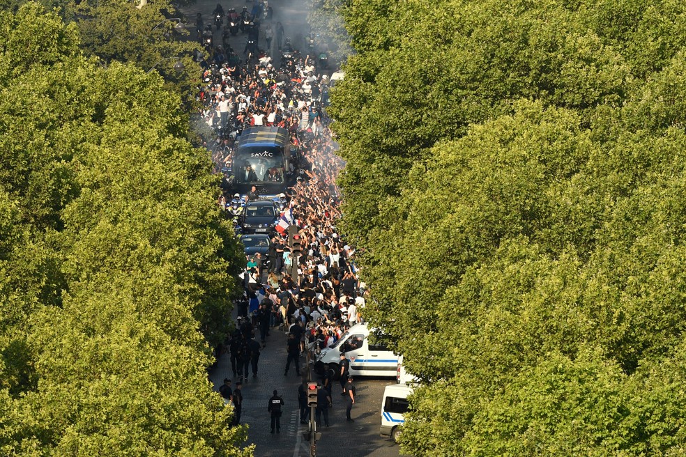 Festa francesa pelas ruas de Paris (Foto: AFP)