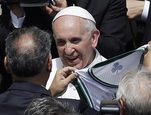 Papa Francisco recebe camisa do Boston Celtics em Roma 4 (Foto: AP Photo/Gregorio Borgia)