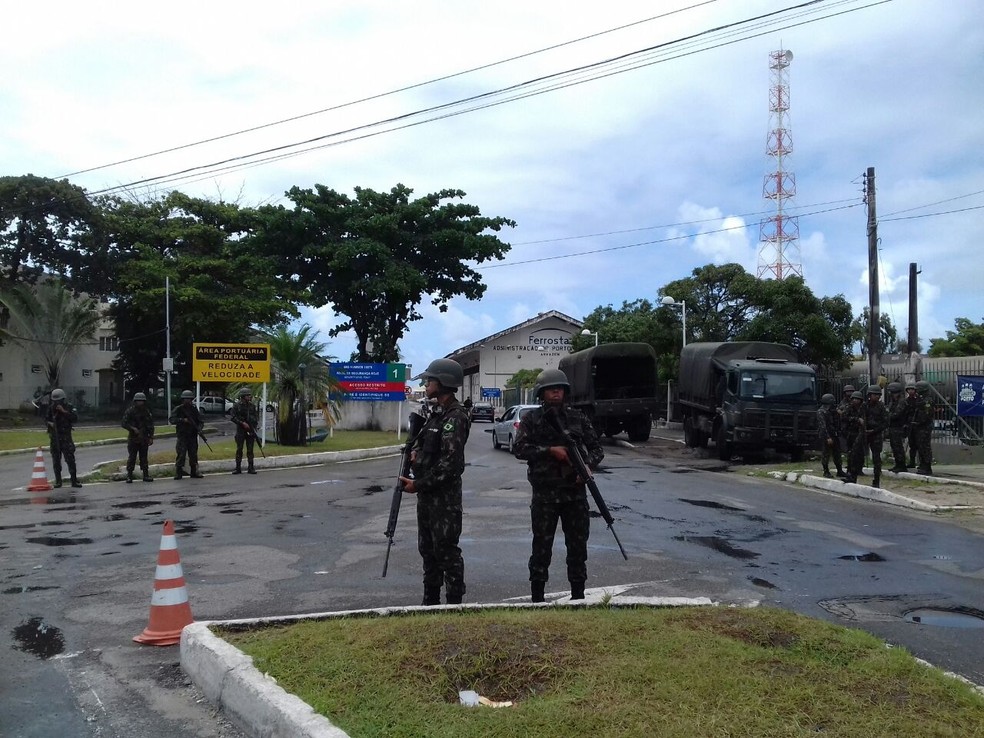 Exército está na entrada do Porto de Maceió, em Jaraguá, para garantir a entrada e saída de caminhões de carga (Foto: Andrea Resende/G1)