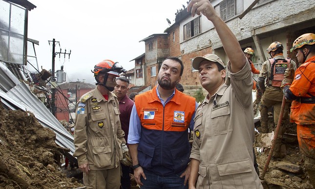 Governador Cláudio Castro acompanha os trabalhos de resgate das vítimas das chuvas em Petrópolis