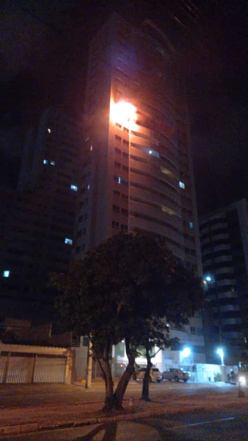 Inc&ecirc;ndio em apartamento na Zona Leste de Natal; ningu&eacute;m ficou ferido. &mdash; Foto: Redes sociais