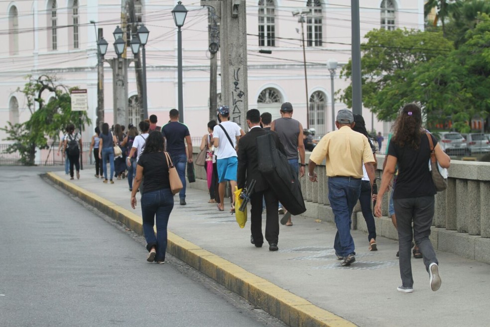 Passageiros tiveram que andar até o trabalho por causa da manifestação de motoristas de ônibus no Centro do Recife (Foto: Marlon Costa/Pernambuco Press)