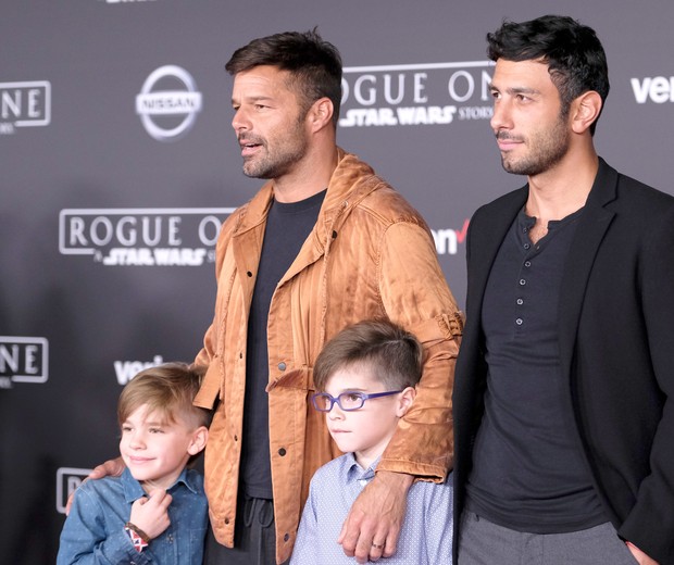 HOLLYWOOD, CA - DECEMBER 10:  Musician Ricky Martin and Jwan Yosef (top L-R) and Valentino Martin and Matteo Martin attend the premiere of Walt Disney Pictures and Lucasfilm's "Rogue One: A Star Wars Story" at the Pantages Theatre on December 10, 2016 in  (Foto: Getty Images)