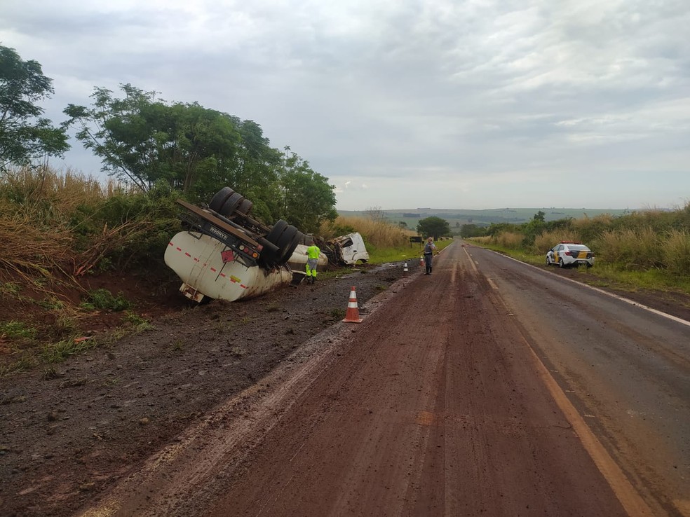 Caminhão carregado com cerca de 35 mil litros de óleo diesel tombou na Rodovia Jorge Bassil Dower (SP-421), em Rancharia — Foto: Polícia Rodoviária