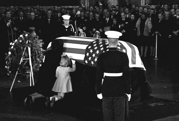 Jacqueline e Caroline Kennedy se despedem do caixão de JFK durante funeral no Capitólio no dia 24 de novembro de 1963 (Foto: Arquivo/Henry L. Griffin/AP)