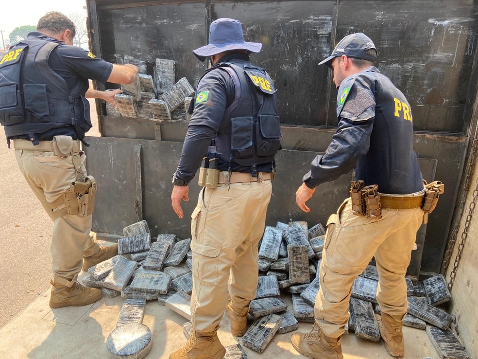 Três pessoas foram presas com a carga de 1.2 tonelada de droga — Foto: Polícia Rodoviária Federal de Mato Grosso
