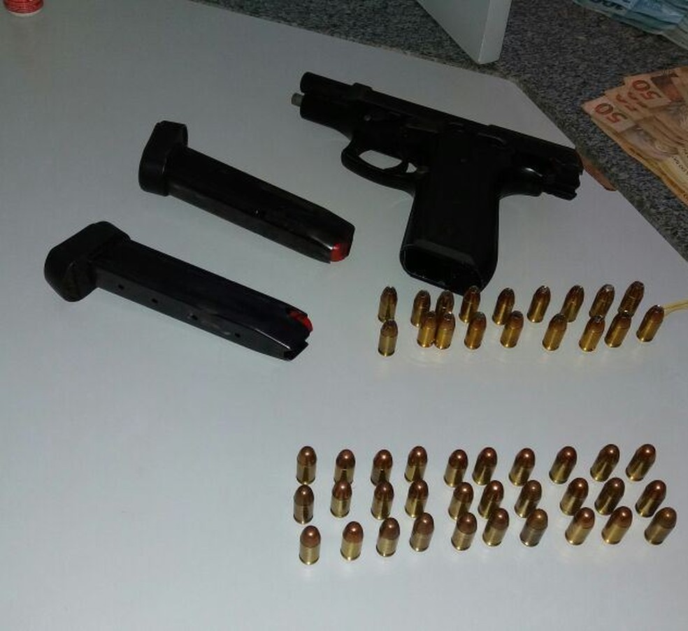 Armas também foram encontradas com o suspeito (Foto: Divulgação/Polícia Militar)