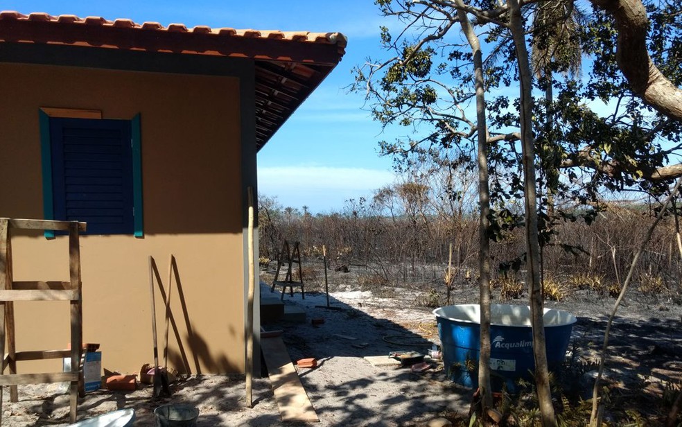 Fogo atingiu área próxima a casas, mas moradores não precisaram ser retirados do local (Foto: Divulgação/ Secretaria de Meio Ambiente)