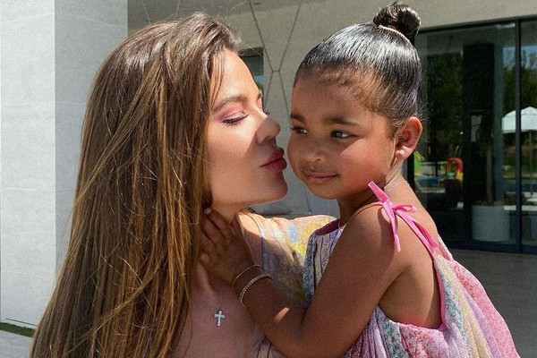 Khloé Kardashian com sua filha, True (Foto: Reprodução / Instagram)