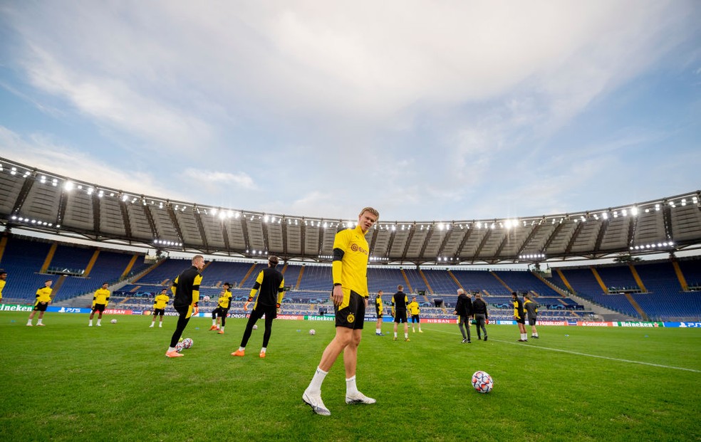 Haaland em treino do Borussia Dortmund no Estádio Olímpico — Foto: Getty Images