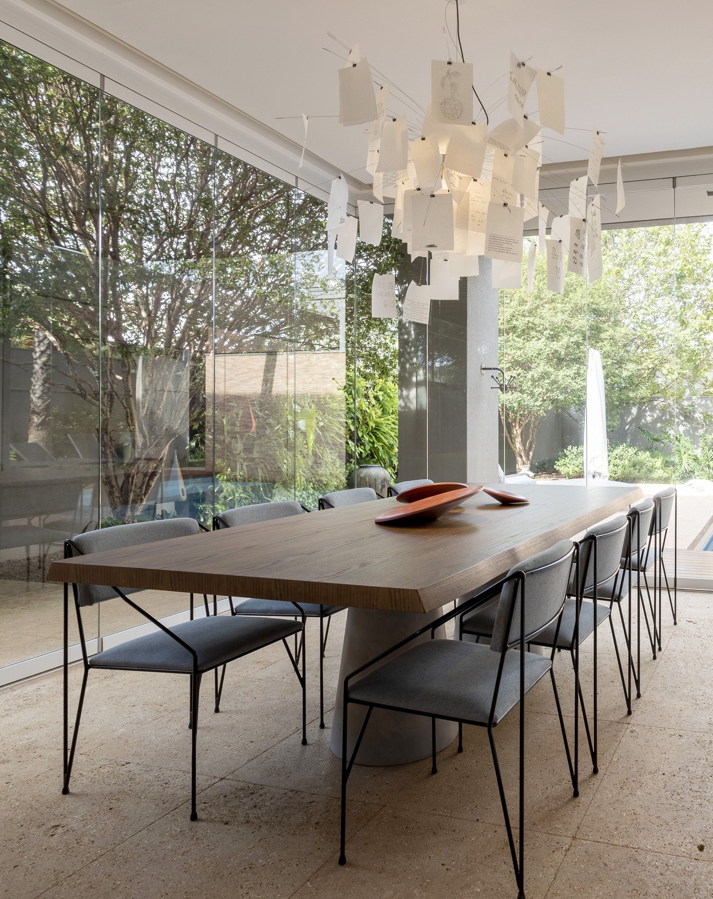 Décor do dia: sala de jantar com lustre escultural e conexão com a área externa (Foto: Ligia Cordeiro )