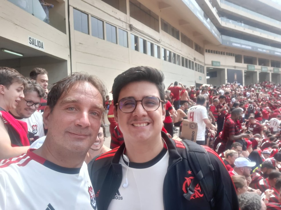 André e seu pai, Henrique, no Monumental de Lima — Foto: Arquivo pessoal
