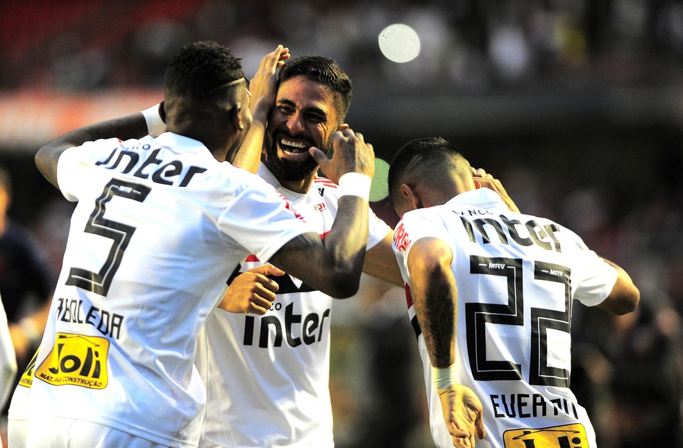 Tréllez comemora o gol que colocou o São Paulo na liderança, na reta final do primeiro turno (Foto: Marcos Ribolli)