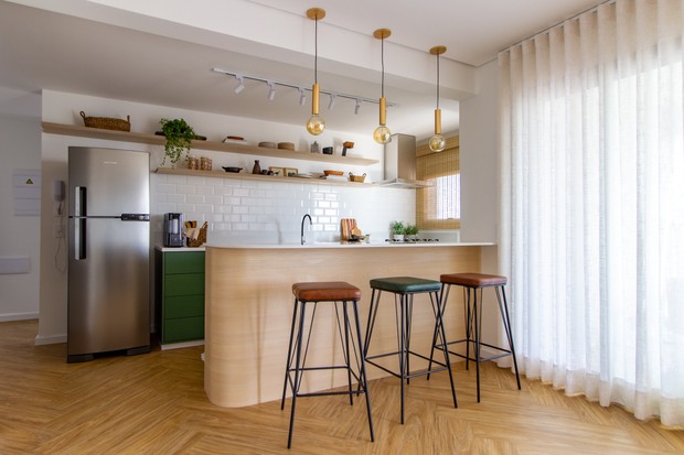 Décor do dia: cozinha com prateleiras de madeira e marcenaria verde (Foto: Mariana Pierozzi/Divulgação)