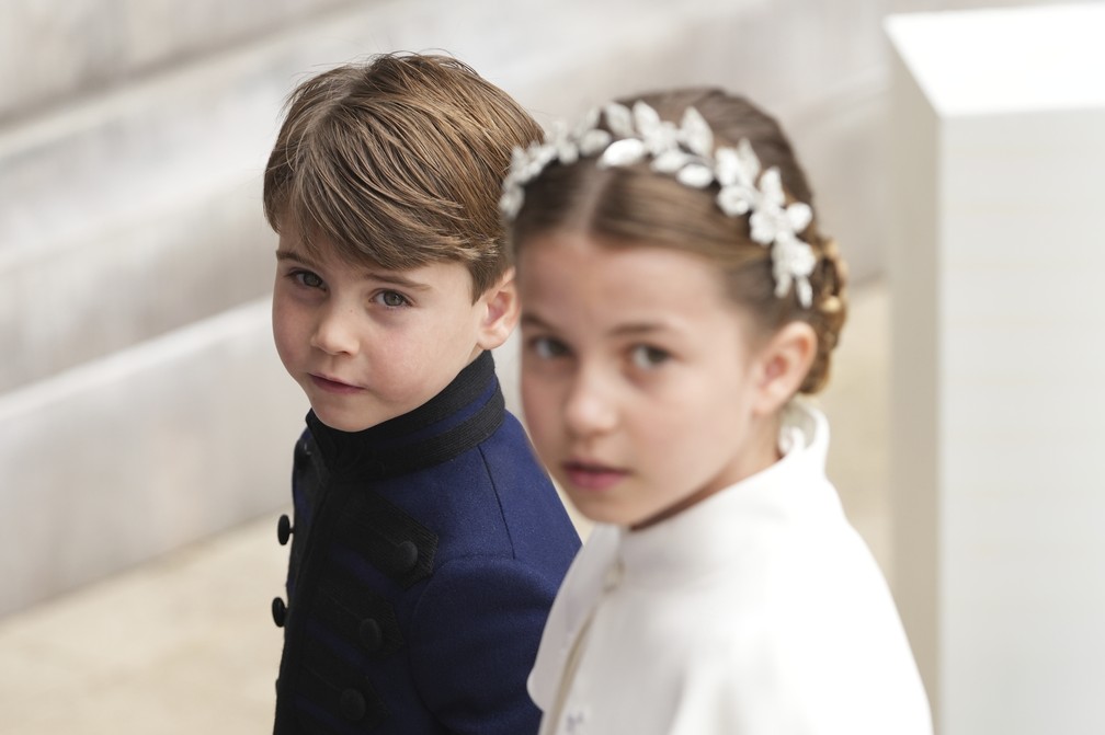 Príncipe Louis e a princesa Charlotte na cerimônia de coroação do rei Charles III e da rainha Camilla, na Abadia de Westminster, em Londres, em 6 de maio de 2023 — Foto: Dan Charity/pool photo via AP