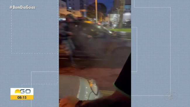 VDEO: PM usa bombas de gs para dispersar torcedores aps final do Campeonato Goiano