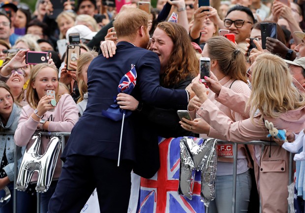 Fã se emociona ao ganhar abraço de príncipe Harry (Foto: Getty Images)