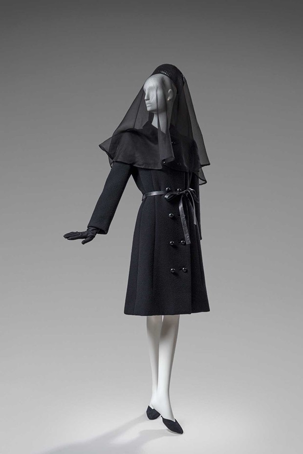 The Givenchy woollen coat worn by the Duchess of Windsor to the funeral of the Duke of Windsor in 1972 (Foto: GIVENCHY. PHOTO BY LUC CASTEL)