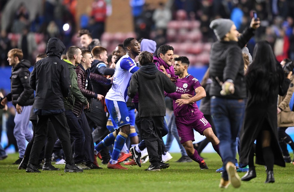 Agüero entra em confronto com torcedor do Wigan no gramado, após o apito final (Foto: Gareth Copley/Getty Images)