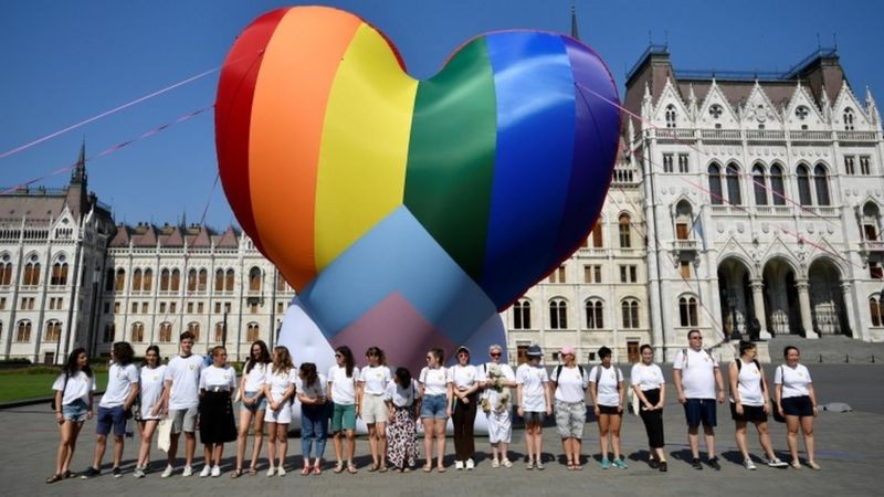 Protesto em frente ao Parlamento húngaro em julho de 2021 contra aprovação de legislação anti-LGBT: homossexuais estão entre os alvos do avanço do autoritarismo no país (Foto: Reuters via BBC News)