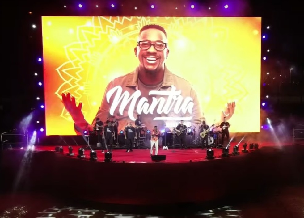 Mumuzinho durante sua live show drive-in, com a plateia dentro de carros — Foto: Reprodução
