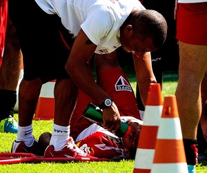 Após susto, Douglas treina, mas será poupado na partida contra o Botafogo
