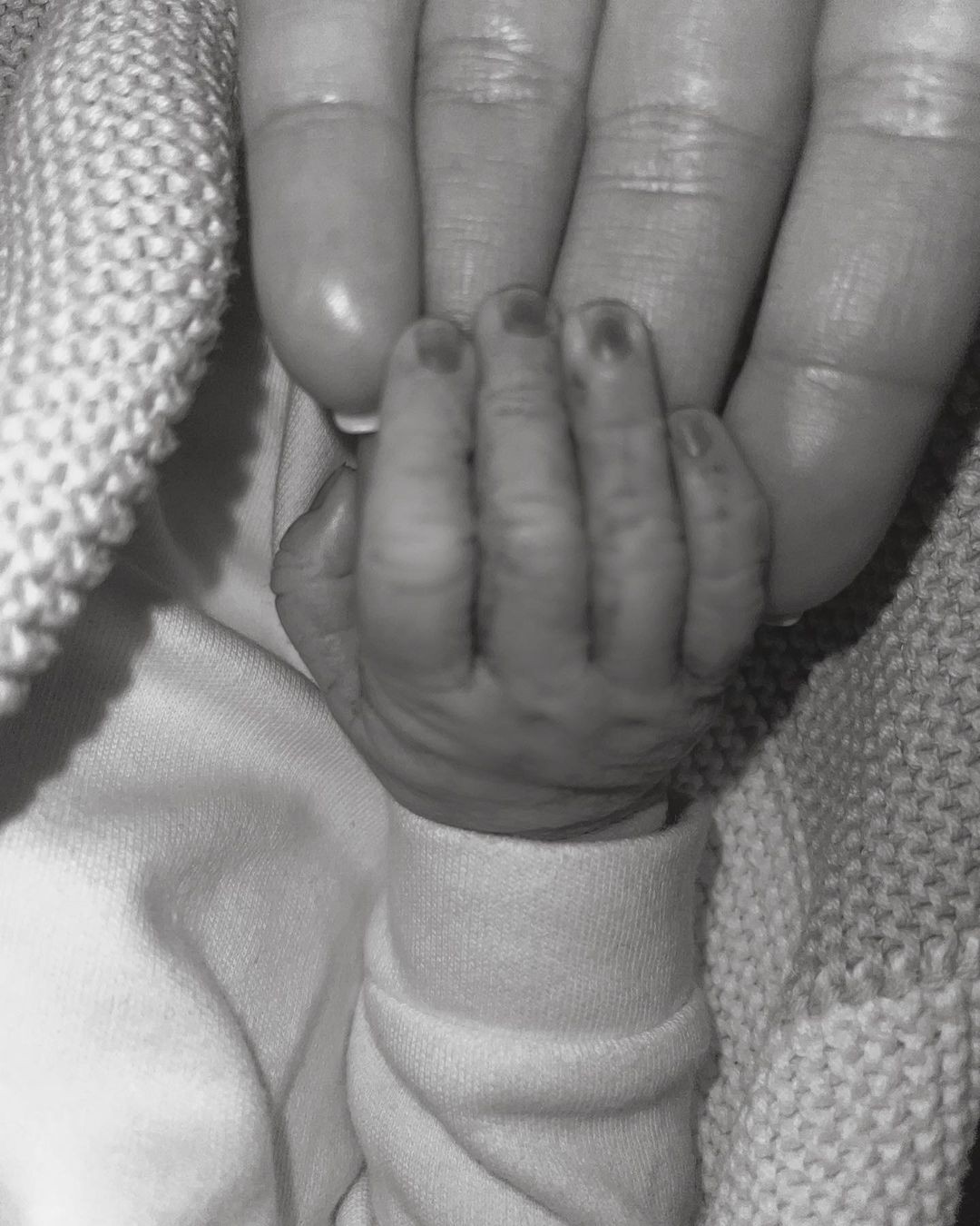 A modelo postou uma foto segurando a mão da filha, que nasceu morta (Foto: Reprodução/ Instagram)