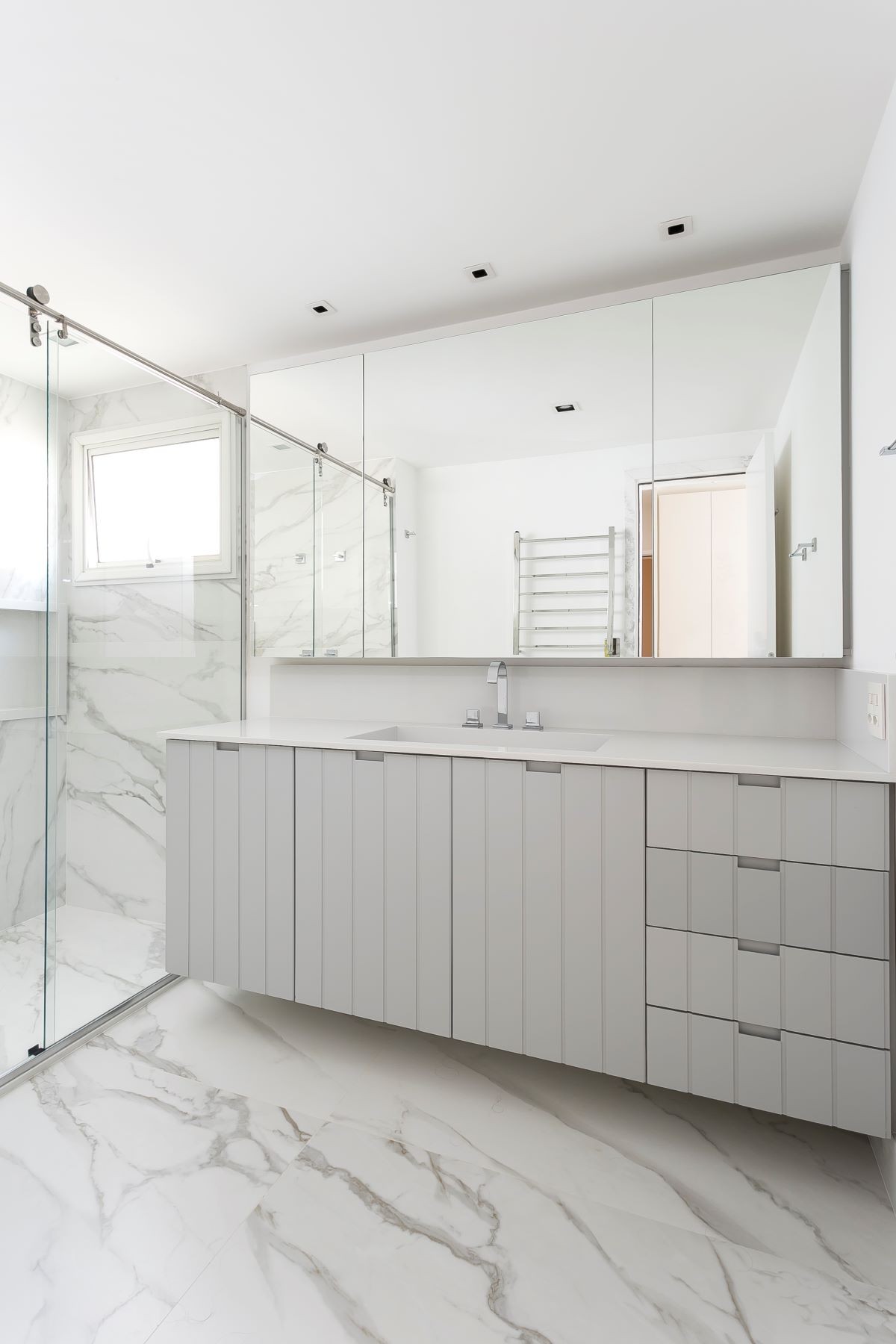 BANHEIRO | Clean e moderno, o banheiro reflete a decoração escolhida. Mármore é da Potenza Mármores (Foto: Renata D’Almeida / Divulgação)