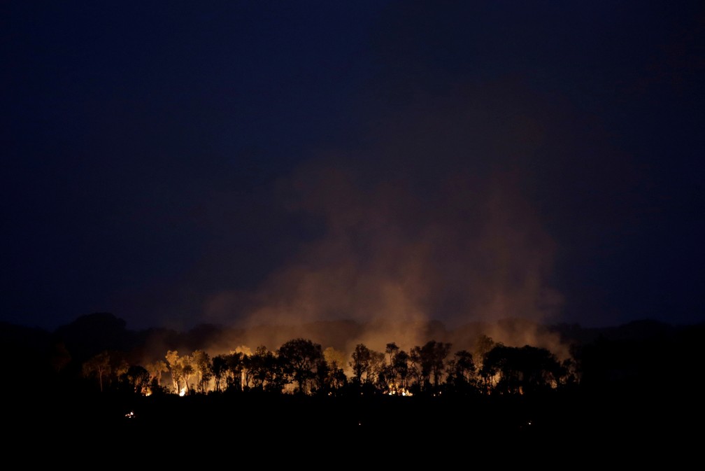 Área da Amazônia é vista em chamas ao ser derrubada por madeireiros e fazendeiros perto de Humaitá (AM) em agosto — Foto: Ueslei Marcelino/Reuters