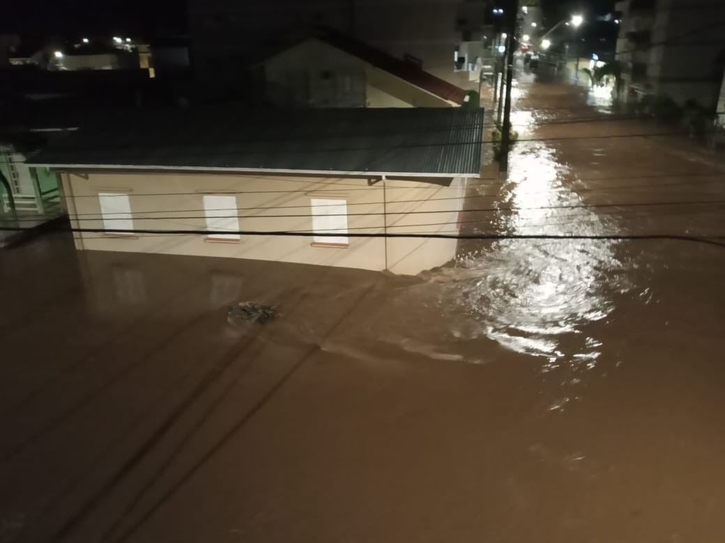 Aulas começam a ser retomadas em região atingida por enchentes no RS; 7 municípios ainda estão com escolas fechadas