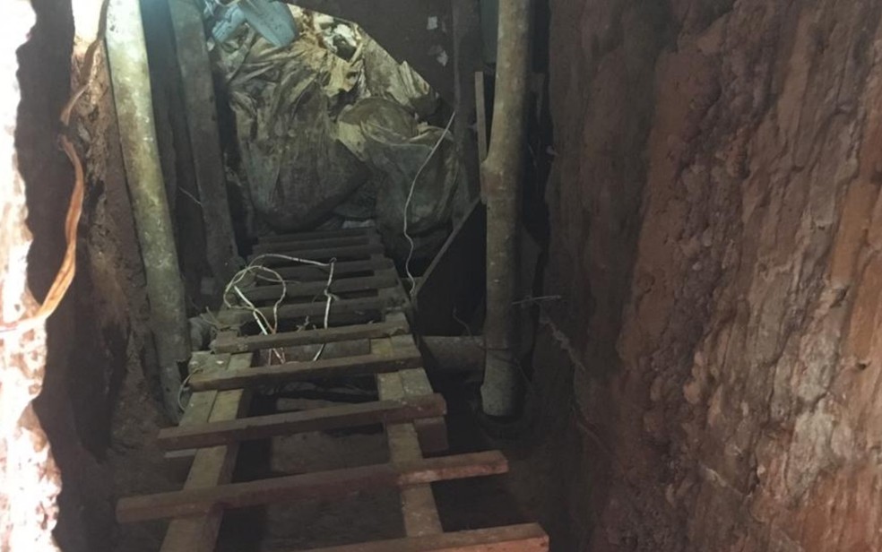 Túnel cavado por supeitos de tentar dar fuga a presos em Mineiros  — Foto: Reprodução/TV Anhanguera