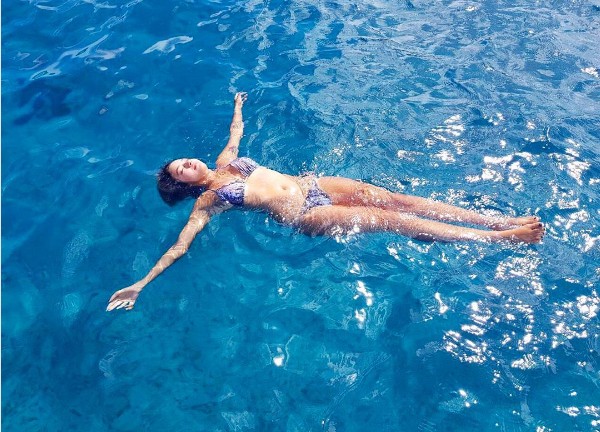 Carol Oliveira é fotografada de biquíni no mar (Foto: Reprodução / Instagram)