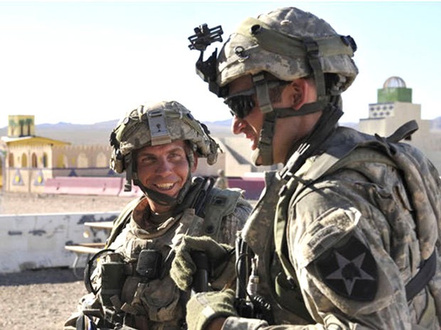 Sargento Robert Bales (esq.), em foto de agosto de 2011 (Foto: Spc. Ryan Hallock / DVIDS / AFP) Sargento Robert Bales (esq.), em foto de agosto de 2011 (Foto: Spc. Ryan Hallock / DVIDS / AFP)