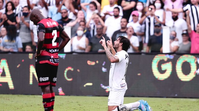 Ricardo Goulart festeja gol do Santos contra o Ituano