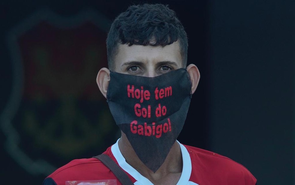Torcedor do Flamengo com máscara — Foto: Marcos Serra Lima